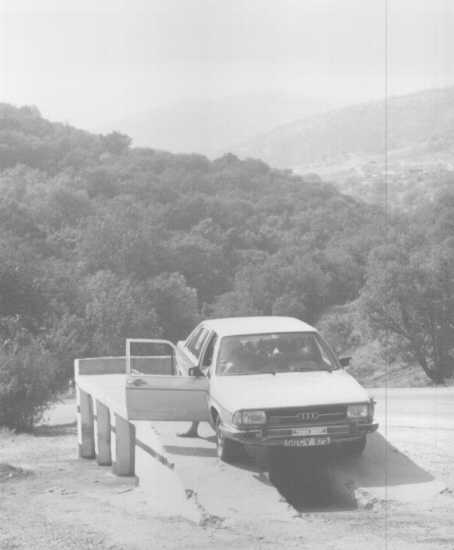 Picture: Checking the bottom of our Audi 100 between Jalta and Fedosia on Krym (15K JPEG 550x454)
